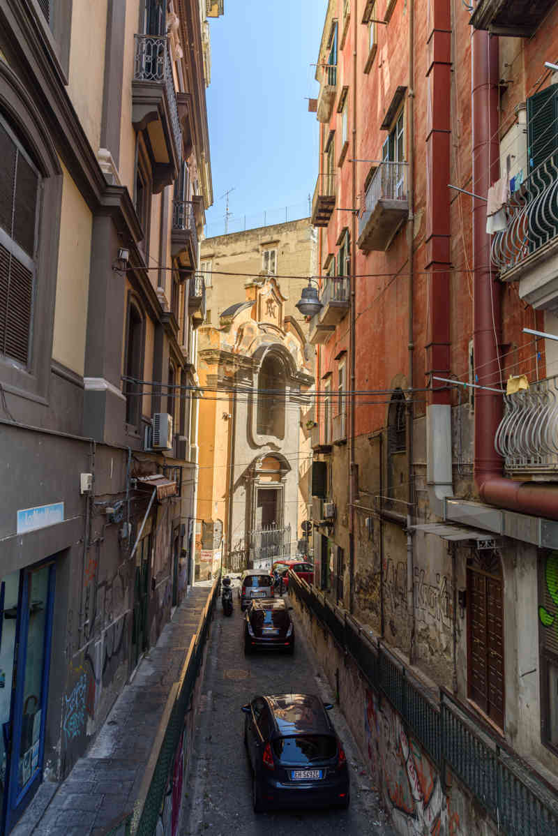 170 - Italia - Nápoles - Via y iglesia de San Bartolomeo.jpg